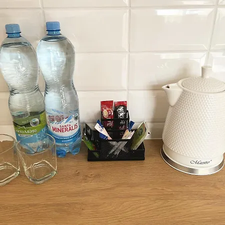 White - Free Parking アパート *